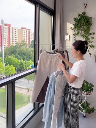 小小的晾衣绳,安装在阳台上晾晒衣服和被子都很方便,关键伸缩的设计长短可以调节,不用的时候还可以收起来不占空间#晾衣绳