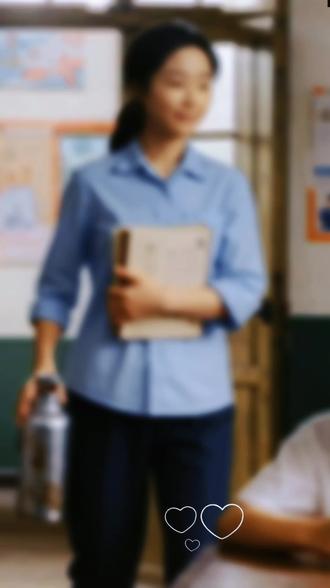 #上学时代那些事 #最美小画家 #快乐学习快乐成长 #好好学习天天向上小小少年 #小学生手抄报 ,《食堂与池塘》
作者/亦若是
六月的晨光刚把村小的预制板操场染成金色,三年级的木格子窗已经被孩子们挤得严严实实——两百多号人的村办小学里,空气里飘着粉笔灰和柑橘花混合的甜香。我抱着语文课本走进教室,一眼就看见万忠杨坐在第一排,正攥着衣角盯着我手里那只锈得掉渣的热水瓶。“早自习先自己读课文,谁能帮老师把这个热水瓶送到食堂打满水?”我话音刚落,万忠杨“腾”地站起来,脸涨得通红,结结巴巴地说:“老、老师,我、我去!”他是个口吃的孩子,平时很少主动说话,此刻却急着把胸脯挺得老高。我把热水瓶递给他,笑着叮嘱:“小心点,别摔着。”那天要去邻村中心校办事,急急忙忙就顺嘴说了普通话,忘了该说孩子们熟悉的“灶屋”。阳光还在操场的沙地上跳着舞,我骑着二八杠自行车出了村,没成想天说变就变。下午回来时,乌云像被打翻的墨汁,瓢泼大雨把土路浇得泥泞不堪。我冲进学校自聘师傅掌勺的食堂——那是几间临时改造的老屋子,找遍了锅台和柴火堆,都没看见那只热水瓶。问遍了留在学校的十几个老师,也没人见过。第二天一早,雨停了,风里裹着更浓的柑橘香。我站在讲台上问起热水瓶的事,教室里静得能听见窗外麻雀扑棱翅膀的声音。直到我又问了一遍,万忠杨才慢慢站起来,头埋得快贴到桌斗里,耳朵尖红得要滴血。没等他开口,几个调皮的孩子已经笑出了声:“老师!万忠杨把瓶子扔池塘里了!他还往里面装水,直到沉下去才回来!”我愣在讲台上,脑子里“嗡”的一声,只剩“食堂、池塘”两个词来回撞。后来才知道,万忠杨把“食堂”听成了“池塘”,又记着我“装满水”的叮嘱,便认认真真地把锈水瓶扔进了村头那个抗旱用的池塘。见瓶子漂在水面上,他还特意捞回来,一趟趟往里面灌水,直到看着瓶子“咕咚”一声沉到水底,才抹着脸上的雨水,满意地回了家。同事们听说后,笑得直拍大腿:“你这是犯了俩错啊!一是不该偷懒让孩子跑一趟,二是不该说‘食堂’,要是说‘灶屋’,他肯定能听懂!”我想想也是,那个年代的村小,“食堂”还是个新鲜词,孩子们的世界里,做饭的地方是灶屋,装水的地方是池塘,哪分得清这些城里来的新说法。时光一晃,四十多年过去了。当年的预制板教室早已翻新成明亮的教学楼,学校的食堂也有了崭新的餐桌和不锈钢餐台。前阵子回村,我在柑橘园里碰到了万忠杨。他早没了当年的腼腆,皮肤被太阳