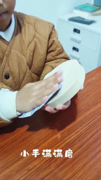 想要什么玩具,自己动手。
一笔一画,一锯一磨
认真的小朋友最可爱❤️
每一份坚持,都是成长的印记##亲子手工 #木艺DIY #儿童手工 #动手能力 #手工玩具