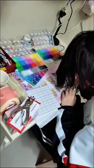 拼拼豆这么难吗❓ #真实生活分享官 拼拼豆流程 ①先按图形颜色把豆捏进槽儿里 ②⚠️快拼好之前,就要预热电熨斗了 ③拼好了垫布加热拼豆,要从一侧到另一侧开始均匀熨,注意别烫手哦,受热均匀很重要(其实小熊被妈妈烫毁了呜呜呜