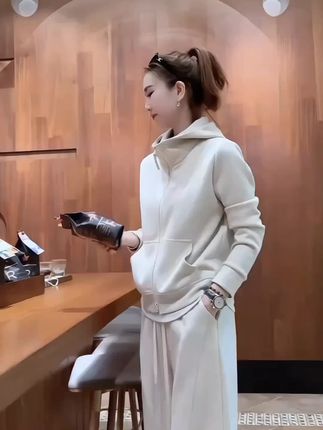 慵懒风休闲运动套装女2025秋季新款时尚洋气连帽卫衣阔腿裤两件套#时尚套装  #秋冬穿搭  #显高显瘦显腿长 #女装搭配#美搭尽显女神范