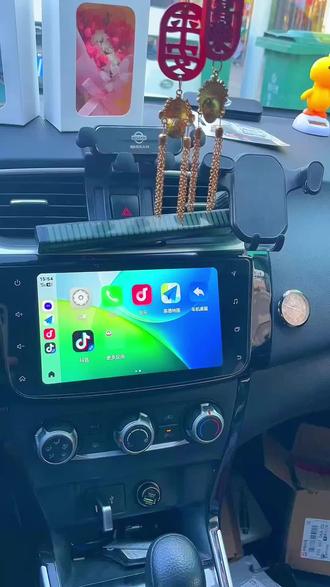 日产车型没有CarPlay,用起来真的很不方便,今天就给它安排上这个四合一的车载互联盒,只需要把它插在原车的这个接口就可以了,然后手机打开CarPlay连接汽车,这样我们就可以用手机导航、看视频、听音乐了,并且还可以给手机无线充电,真的太实用了!#日产轩逸 #互联盒子 #CarPlay盒子