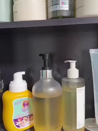 如果你也像我一样头发一天就油的不行,而且还痒的要命,那一定要试试这个茶萃蓬松控油洗发乳!它不仅可以深层清洁头皮,还能让头发更加蓬松清爽,而且留香时间超长!用完之后整个房间都是淡淡的茶香,心情都变好了。想要拥有高颅顶的姐妹们,赶紧冲起来吧!