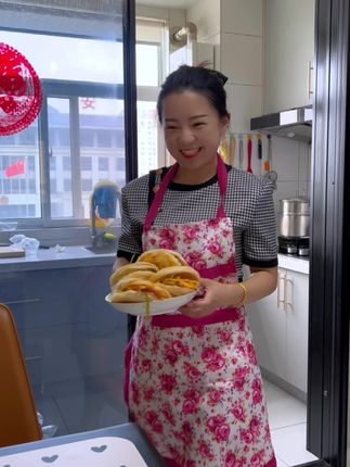 有了这个 #老潼关肉夹馍速冻饼 ,下班刚到家就可以吃到热气腾腾的饭菜,太方便了 #美食 #在家做美食