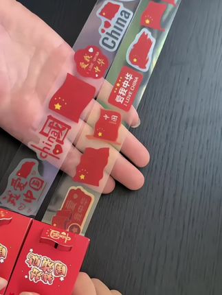 下周就是国庆节了,给孩子安排这个抽拉式的贴纸漂亮,醒目的中国红还是防水防汗的,贴哪里都很好看#国旗贴纸 #国庆贴纸 #国庆节 #儿童贴纸 #仪式感不能少