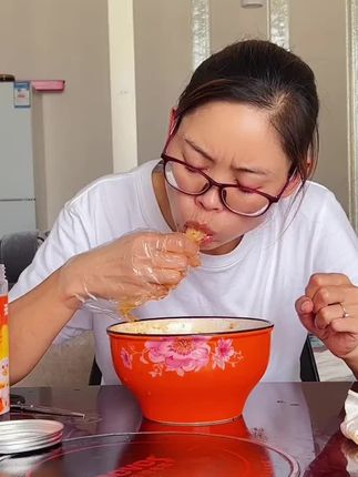 此时此刻的你刷到吃东西的视频是什么样的心情,你还忍得住吗#太好吃了 #百吃不厌 #无骨鸡爪#这个真的太好吃了 #解馋