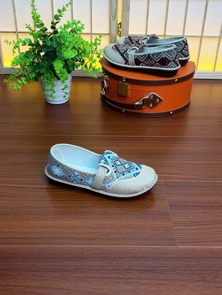 据说这款可以穿出五百万的气质,舒适透气,防滑耐磨,质量是真的好。#妈妈鞋