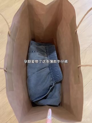 啊啊小孕妇,终于找到适合夏天穿的薄款牛仔裤!薄薄软软的,炎热的夏天穿也不会闷热!版型也是爱了,不贴腿不鼓包,宽松版型很好地修饰腿型,上身纸片人既视感!连穿三天我都不舍的脱!!#夏季穿搭 #百搭裤子 #孕妇装 #孕妇裤 #牛仔裤