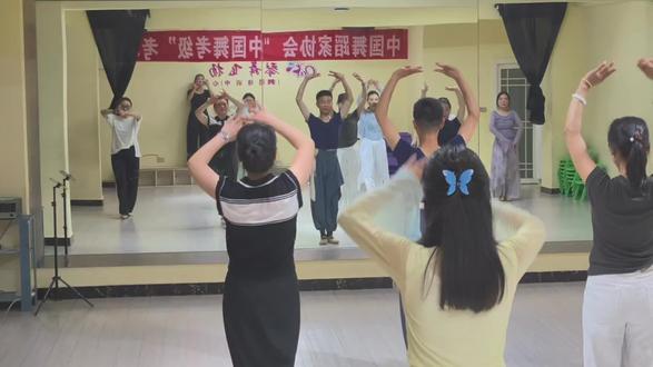 同一支舞跳出两种截然不同的稀乱#买水