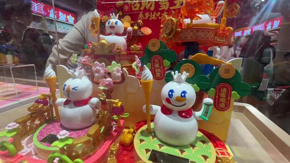 3月份想再去万岁山和清明上河图,人会少点吗~
#春节#万岁山#景区人山人海 #郑州 #蜜雪冰城 总部
初一就出发了,凌晨2点到万岁山。当时城墙停车场已经好多外地车了。7点就在排队了,结果还是人山人海。演出预约秒没,是我用联通信号不好吗,啥啥抢不上~不过消费真的太亲民了,消费都是个位数,最多10来块钱。卫生间也很多。不过人是真多,到了中午,直接就是被迫前进。也没心情再看晚上的演出和清明上河图了。等到3月份,再去会不会就人少了?