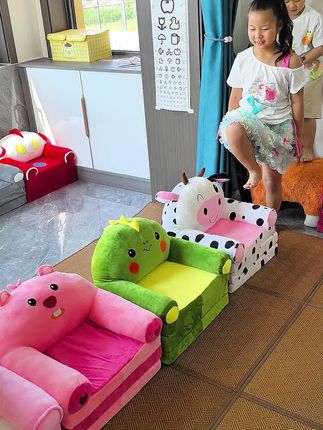 太会选儿童沙发了,可躺可坐收纳方便,摊开就是一个小床,叠起来可以坐又可以躺的儿童沙发!#儿童沙发 #儿童折叠沙发 #儿童玩具