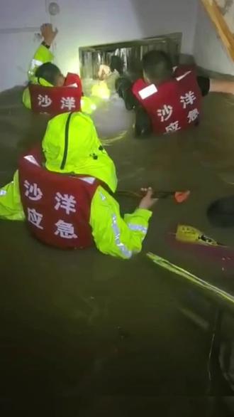 5月18日凌晨一点,湖北沙洋突降暴雨
纪山镇一处民房积水暴涨
一名七十八岁独居老人被困家中
房屋地势低洼,积水深度近一米八
巨大水压死死顶住房门,根本无法推开
老人半个身子泡在冰冷积水中
浑身发抖、呼吸急促,情况万分危急
接到报警后,沙洋公安纪山派出所民警火速赶赴现场,水深没过腰身,脚下无处着力
民警不惧危险,分工协作,手持铁锹、撬钎、锄头轮番破拆,一声声发力呼喊,一次次奋力撬门
历经整整一小时紧张营救,紧锁的房门终于被成功破开,众人合力将虚弱的老人安全转移
民警脱下外衣,为老人披上保暖
经检查,老人身体并无大碍,暴雨无情,人间有爱
深夜逆行,守护平安,为挺身而出的救援人员点赞!
#湖北沙洋 #暴雨救援 #民警暖心救援 #独居老人守护 #湖北正能量