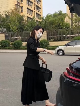 西装外套女秋冬季高级感时尚通勤丝绒百褶半身裙两件套装【配腰带】#西装外套#丝绒百褶半身裙#套装@抖加上热门 @抖音小助手