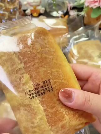 8个鸡蛋香松面包才十几块,承包了我家最近的早餐,满满的沙拉酱搭配上咸香的肉松,一口下去口感丰富超满足!#妈呀太香了 #早餐吃什么 #肉松面包#哇又便宜又好吃 #鸡蛋香松面包