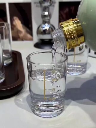 个位数到手这么多带刻度的二两白酒杯太划算了,而且颜值高,招待客人倍有面子#白酒杯#酒杯 #酒具 #刻度杯 #好物推荐🔥 @DOU+小助手 @巨量千川