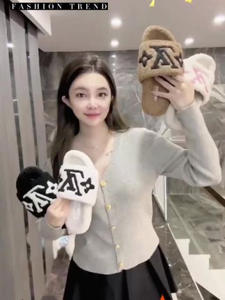 又到爱死穿毛毛拖的季节啦 #时尚是轮回 #v毛毛拖鞋 #路易威登 louisvuitton #LV拖鞋 #秋冬新款