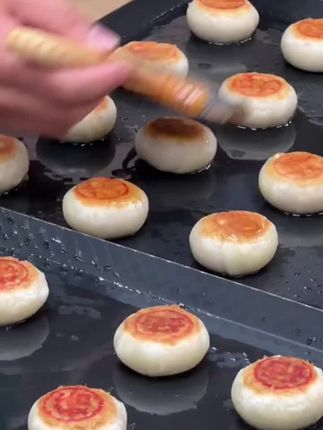 泸溪河鲜肉月饼,值得等待额度经典!#月饼 #鲜肉月饼 #泸溪河月饼 #爆浆月饼 #苏式月饼