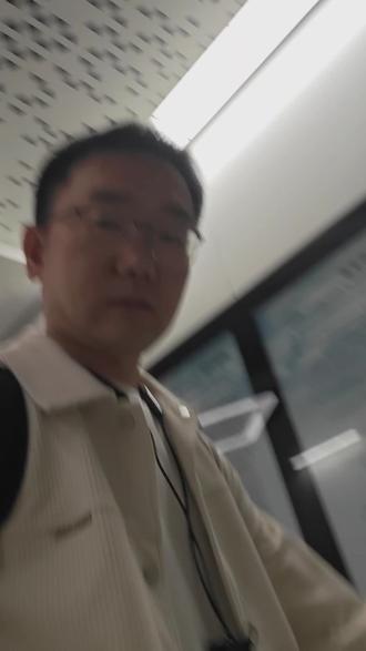 锂电打工人出差的一天|从早上十点到晚上十点,在高铁上六个小时,见客户两个小时,晚上应酬两个小时。#碳酸锂 的波动也越来越大,消息面影响逐步增多#锂电池 #新能源 #新能源汽车 #出差