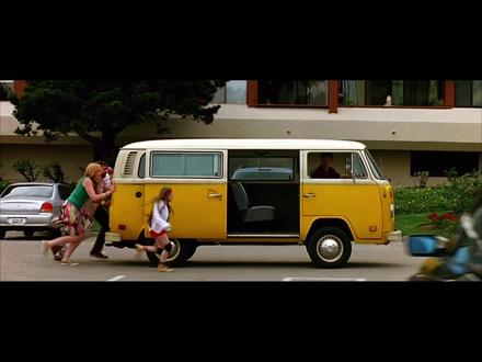 Little Miss sunshine 如果有人让我选一部励志电影,我毫不犹豫会推荐《阳光小美女》。她真的太好看了。推销成功学却破产的爸,有躁怒症的妈,想当飞行员却半路得知自己是色盲的哥哥,全美普鲁斯特研究第一名却患有抑郁症自杀未遂的舅舅,一个风流一生最后吸嗨致死的爷。一家“失败者们”陪着“奥莉芙”参加儿童选美大赛。剧中超级精彩的桥段就是奥丽芙在舞台上大跳“脱衣舞”!哈哈哈哈哈哈。超级黑色幽默,拿一个超现实东西去讽刺这场儿童选美大会的荒诞,他们的舞步震碎这些条条框框,赢得掌声。拿舅舅说的话就是“马赛尔普鲁斯特,法国作家,超级失败者…花了二十年写了一本几乎没有人看的书,但他可能是自莎士比亚以来最杰出的作家。”所以我们没有办法去定义失败。我真的超级超级喜欢这部电影,所有的事情都很黑色幽默,但是会激起对生活的热爱。