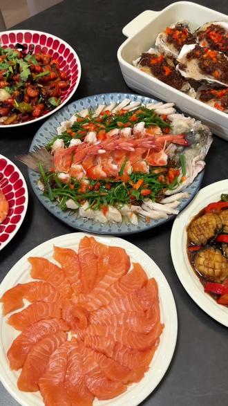 年夜饭来上这么一道清蒸鲈鱼,寓意着花开富贵 年年有余 好看又好吃。提前带大家感受一下年夜饭的气氛🎆