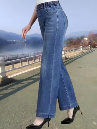 春秋新款大码阔腿牛仔裤 春秋穿正合适的大码阔腿牛仔裤,专为中年女性设计!高腰松紧带设计太贴心,不勒腰还能藏住小肚腩,轻松穿出三七分比例。宽松直筒裤型对腿粗、胯宽超友好,走动时自在无束缚。软乎乎的牛仔面料,亲肤透气不僵硬,日常买菜、接送孩子或约闺蜜逛街都能穿。经典牛仔蓝百搭耐看,搭配针织衫、衬衫都显时尚,显瘦又减龄,120-200斤姐妹闭眼入,舒适时髦两不误。#牛仔裤穿搭 #女神穿搭 #穿搭分享 #显高显瘦穿搭 #夏天穿搭 @DOU+小助手 @DOαu十小助手 @@抖加🔥上热门🔥dou+🔥热点宝