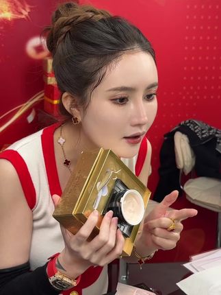 娜娜孕期去产检去逛街就是用这款贵妇膏,它特别适合,皮肤蜡黄暗沉的,肤色不均匀的姐妹,涂上就可以均匀肤色,一整个提亮#贵妇膏 #贵妇膏素颜霜 #贵妇膏推荐