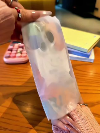 宝子们!这个“生活嘛笑一笑就好了”的手机壳太戳我啦!色彩丰富又治愈,还有可爱笑脸,看着心情都变好~快和朋友分享,一起get好心情~#上热门 #手机壳 #手机壳推荐