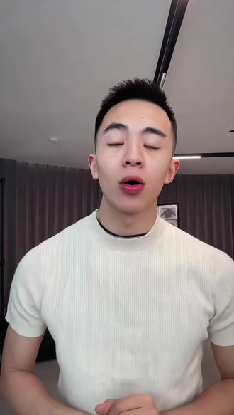 GTAL冰皮西裤2.0!89的价格面料采用了81%棉+19%聚酯纤维,225g轻薄透气却不失挺括,保留棉质亲肤哑光质感,内外层均有凉意,微弹不易皱也不易起球非常实用!经典直筒版型垂坠修饰腿型遮肉遮屁股,抽绳腰头穿脱也是非常方便百搭!#GTAL #西裤 #夏季裤子 #凉感面料 #大学生穿搭
