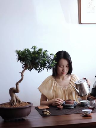 一把紫砂壶 装得下千年茶韵 也盛得住此刻的慢 火与土在掌心升温 只为唤醒每一片茶叶的魂 沸水一落,砂孔呼吸 茶香像旧友,慢慢把日子泡成诗 你来,刚好我在 #茶生活 #喝茶 #茶器 #召唤茶友