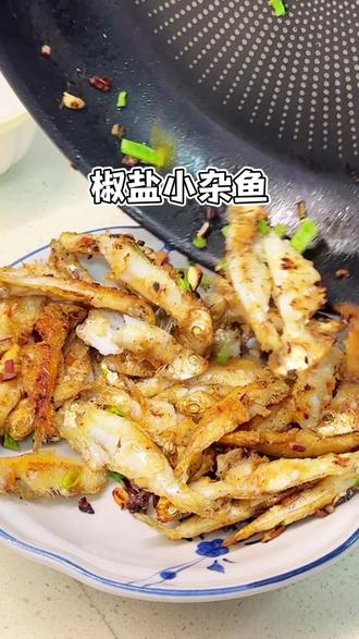 第一次买这个白精灵,煎起来很香,肉也很嫩#煎鱼 #椒盐小鱼仔 #美食 #家常美味