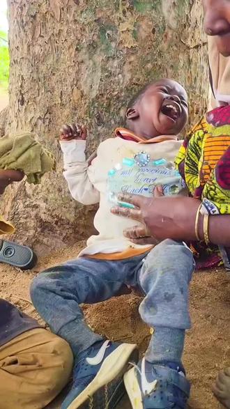 “龇牙包”是个小气的爱哭鬼,她每次不愿分享食物😅#人类幼崽#可爱到爆炸💥 #户外#哈扎比部落#非洲