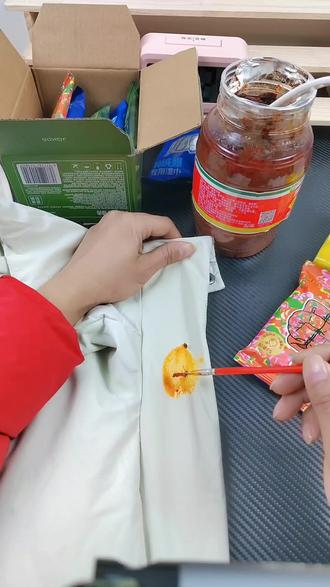 羽绒服脏了怎么办?这个方法真是牛🐂🐂🐂🐂#羽绒服污渍 #羽绒服湿巾#羽绒服清洗#羽绒服保养#羽绒服干洗