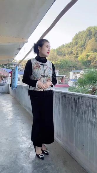 开始降温了,接下来的日子,把衣服穿厚点,走路慢一点,睡觉早一点...天气有点冷,照顾好自己。#穿搭 #国风服饰 #优雅气质 #谁穿谁好看不分年龄段