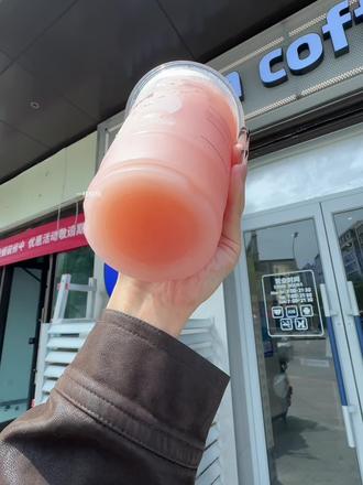 瑞幸新品Hello苹果茉莉 奶呼呼的好好喝!#Hello苹果甜酷登场 #HelloKitty和她的漂亮苹友