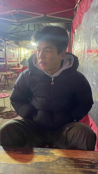 高三
现在是2025年2月10日寒假的第一天,距离高考不过一百多天,看着愈发减少的天数我沉思、迷茫,六年前的夏天我带着父母的期盼家人的希望来到这里求学,所谓辞家千里又千里 务必争气再争气,那时的我抱着必进一高的决心同时又有着心高气傲,认为考上一高不过顺水推舟,直到两年前,临近中考我才意识到我可能上不了一高了,那时的我通过练体育的谎言麻痹自己,但是成绩出来时的难受只有自己知道,后来我接受了结果也来到了二高,心中的不服气让我迫切的想证明自己,我幻想着高中逆袭的剧本但却时常把下次一定明天就开始的话挂在嘴边,直到现在,看着逼近百日的时间和成绩单上离梦想的差距我才意识到自己已经荒废了太多时间,有时候我会想可能我这辈子也就这样了,随便考上一所大学,随便找一个自己不喜欢的人结婚,然后过完这平淡的一生,但同时我又不想这样,我希望看到父母眼中的欣慰和骄傲,希望看到喜欢的人眼中的肯定,内心的矛盾和焦虑的不安让我试图通过“我根本不在乎成绩”的外表来隐藏自己,但迷茫和不安的感觉从未减少。时至今日,我已经是将要参加高考的高三生,我的高三…怎么说呢,没有我幻想的那么轰轰烈烈,只是很平淡的生活,每天都在清醒的迷茫着,充斥着对未来的迷茫,我想要改变但内心早已经没有了六年前的决心…
有时候不得不感慨青春是本太仓促的书,我好似没有经历过青春,又或许我的青春在异乡的六年中已经平淡度过,六年接近尾声我好似没有实现父母的期望 更对不起曾经心高气傲的自己,我沉浸在复杂的人际关系和情感中,我的生活好像一团乱麻……