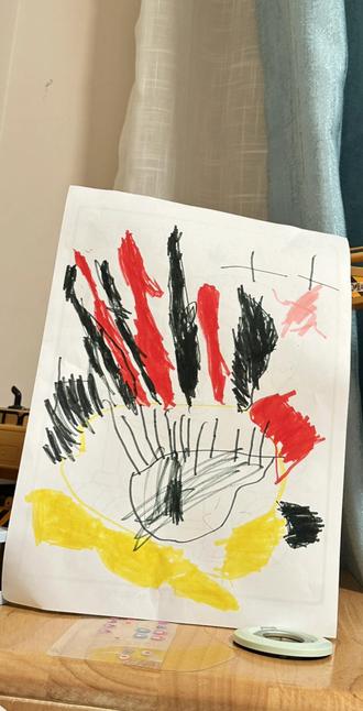 晚上看到小操场放烟花后, 认真的画了一幅彩色鞭炮, 然后带上绘本和作品来房间找我😆 介绍完作品, 读完书就睡了,好安逸哈!
#记录娃的点滴成长