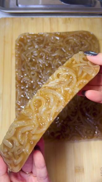 在家自制肉皮冻,过年一定要试试@DOU+小助手
#我的厨房日记 #美食视频 #肉皮冻 #肉皮怎么做好吃 #美食教程