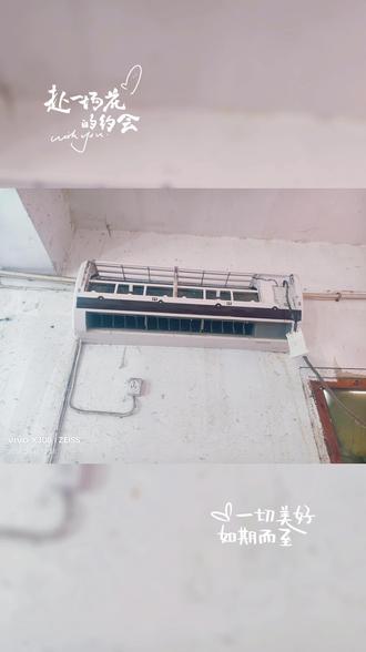 服装厂角落,一台奥克斯1.5匹挂机沉默伫立。蒸发器覆满棉絮与油污,风轮凝滞,再无凉意。我拆解、冲刷、深洗每一处翅片,浊水奔涌而出。重装开机,冷风骤起,穿堂而过。老板抚着重新呼吸的空调,笑意舒展——"这风,终于又活了!"
家电清洗,记得预约噢!抖音,同步同网名,搜一下,永远亮,私聊。