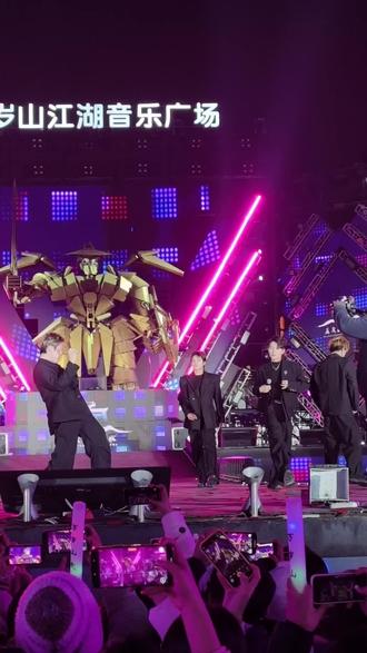 💕万岁山男团上场✨不对,是阔阔挡住了小黄豆 #万岁山武侠城 #单眼皮的小黄豆