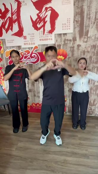 为什么你家空调洗完还是不凉?因为你没见过这种“魔术泡沫”!🫧
很多粉丝问,普通清洗和药剂清洗到底差在哪?
今天就带你们看看:普通清洗是“洗脸”,药剂清洗是“洁面+敷面膜”。🧼
看看这满溢出来的丰富泡沫,它们能深入普通毛刷根本刷不到的铝翅片缝隙,将顽固油渍、细菌彻底剥离。
洗完不仅空调白得发亮,吹出来的风都带着一股清爽的雪山味道!🏔️
别让你的空调只洗个“表面功夫”。
#空调灰尘 #空调 #空调一开谁都不爱 #药剂清洗 #空调省电方法