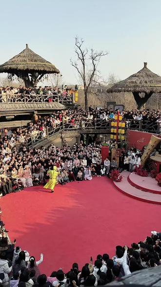 老嫂子有两把刷子,观众实力派的也很多,老嫂子不是一般武器,来万岁山一定要等下午4点老嫂子演出