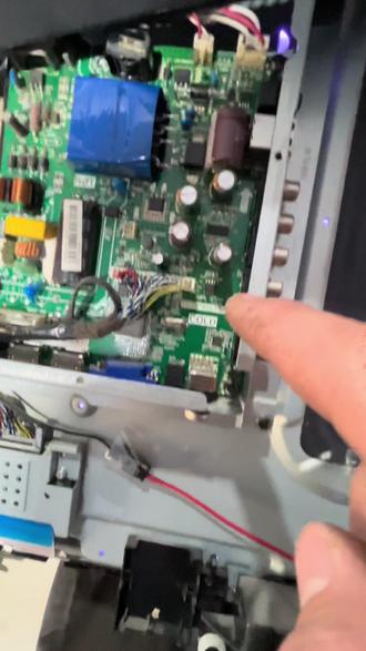 海信电视开机闪一下黑屏 更换电容修好 背光已老化 能看
#海信电视蓝屏#电视维修#背光灯条#电路板维修 #电子技术