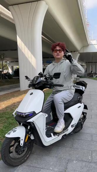 这款刀锋后视镜颜值没得说,搭配任意车型都非常帅气,视野也大,快给你的车车安排上#九号电动 #摩托车后视镜 #小牛 #极核 #改装