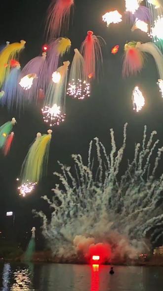 河源烟花秀精剪版,感谢组织烟花秀的工作人员,幸苦维护秩序的交警,辅警,消防员及救护工作人员啦!希望明年还能看到这么好看的烟花,这么温暖的河源。#2026河源烟花秀 #河源烟花 #年味 #请你看烟花