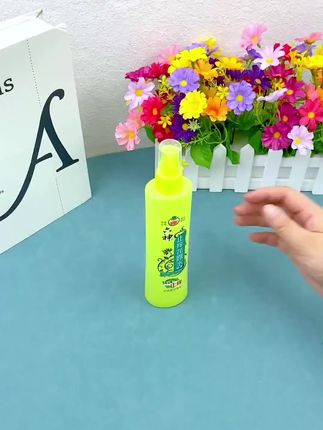 #上热门 夏天到了,蚊子又来了!每年夏天我们都会囤很多驱蚊花露水,出门前喷一喷,可以有效驱蚊防虫。今年也不例外,赶紧备起来吧!这个是家家户户都用过的老牌子了,用着也放心。家里有小孩的一定要多准备一些,外出的时候给小孩喷上一点,就不怕被叮咬了。#好物分享#六神花露水#生活好帮手#居家好物