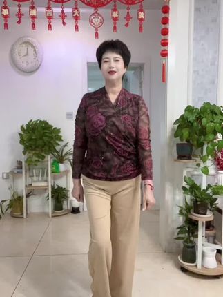 时尚靓丽,优雅气质谁穿谁好看。