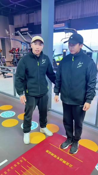 #满分体育 #体育中考 #立定跳远 中考立定跳远男生满分2米5,女生满分2米,你们满分了吗