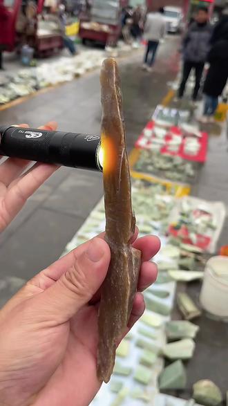 一块不起眼的边角料竟能雕刻成精美艺术品!#手工艺品#纯手工雕刻 #和田玉#玉簪#雕刻过程
