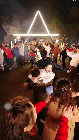 快来看看你在哪游子当起DJ来了哈阿朱粉丝见面会现场嗨翻天,篝火晚会烧烤嗨不停#阿朱 #粉丝见面会 #阿朱金珠传媒228 #人山人海太热闹了 #阿朱大舞台