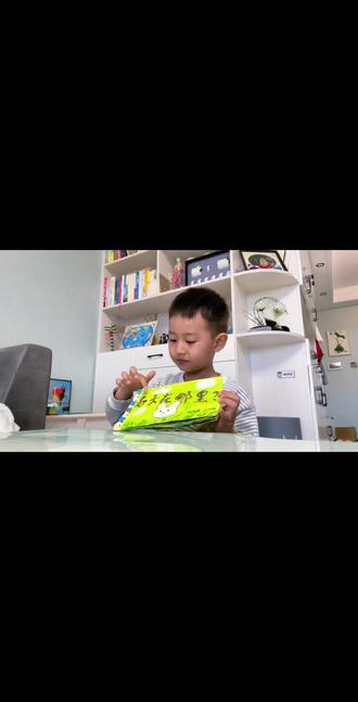 #坚持阅读的小男孩
儿子阅读亲子绘本故事“春天在哪里?”
表情、情感丰富,小语调真是太赞了👍
